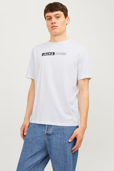 Wit T-shirt met korte mouwen van JACK & JONES, gedragen met een blauwe spijkerbroek.