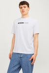 Wit T-shirt met korte mouwen van JACK & JONES, gedragen met een blauwe spijkerbroek.