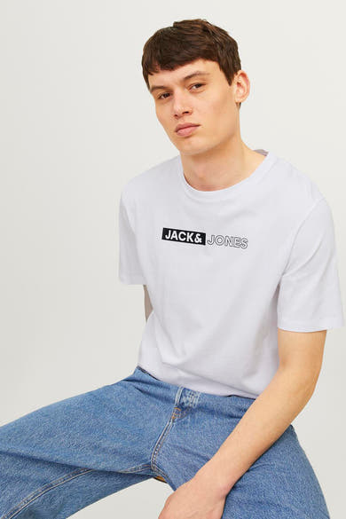 Wit T-shirt met korte mouwen van JACK & JONES, gedragen met een blauwe jeans.