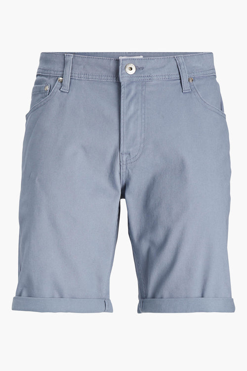 Short bleu ciel par JACK & JONES JEANS INTELLIGENCE, avec ourlets roulés.