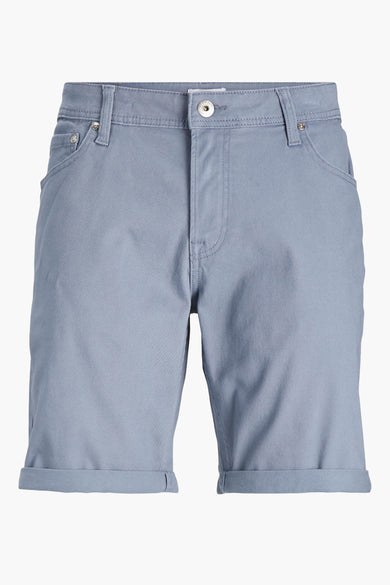 Short bleu ciel par JACK & JONES JEANS INTELLIGENCE, avec ourlets roulés.
