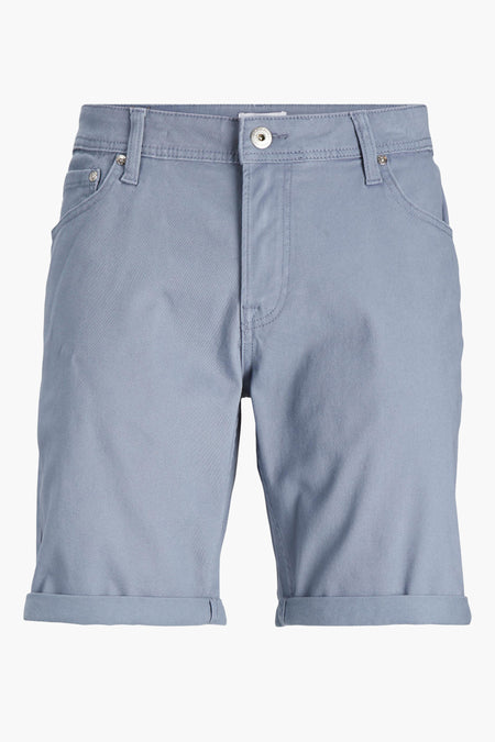 Short bleu ciel par JACK & JONES JEANS INTELLIGENCE, avec ourlets roulés.