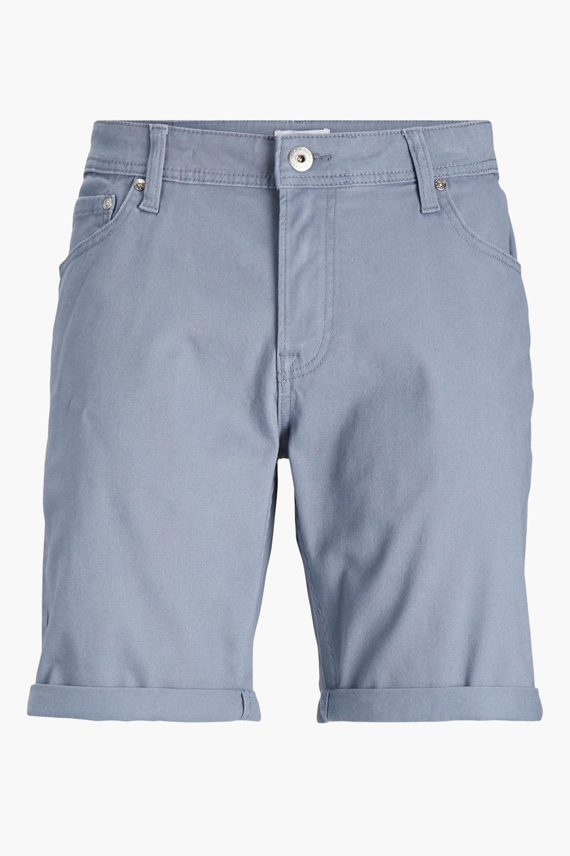 Short bleu ciel par JACK & JONES JEANS INTELLIGENCE, avec ourlets roulés.