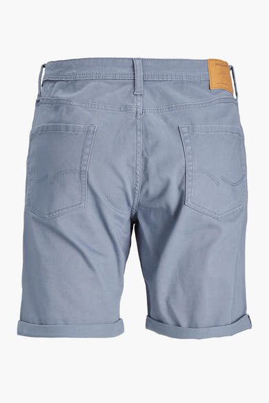 Korte blauwe katoenen short, van JACK & JONES JEANS INTELLIGENCE, met paspelzakken achter en opgerolde zomen.