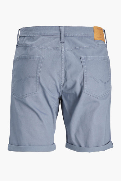 Short bleu en coton, par JACK & JONES JEANS INTELLIGENCE, avec poches arrière passepoilées et ourlets roulés.
