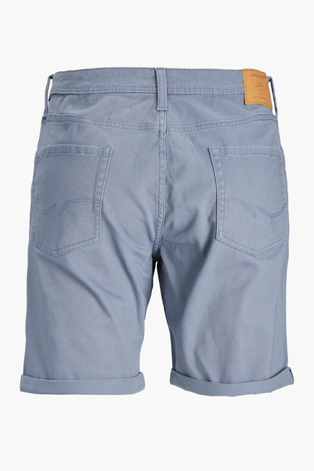 Short bleu en coton, par JACK & JONES JEANS INTELLIGENCE, avec poches arrière passepoilées et ourlets roulés.