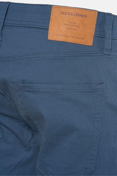 Short bleu de JACK & JONES JEANS INTELLIGENCE, avec une poche arrière et une étiquette en cuir.