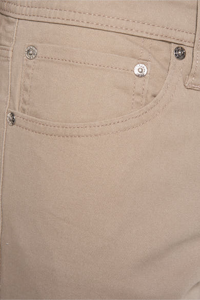 Korte beige short van JACK & JONES JEANS INTELLIGENCE, met zilverkleurige zakken en knopen.