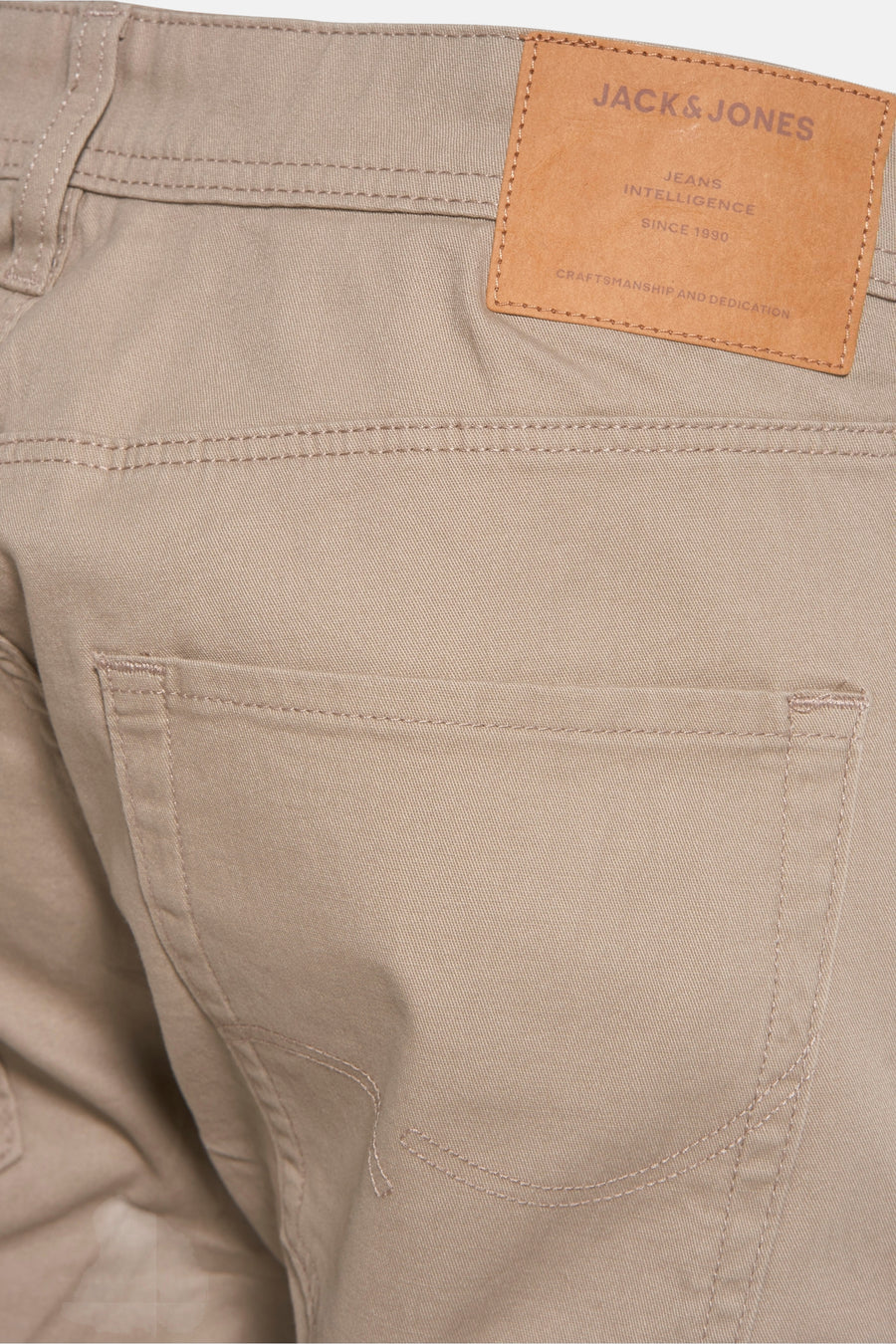 Korte beige short van JACK & JONES JEANS INTELLIGENCE, met een achterzak en het merklabel.