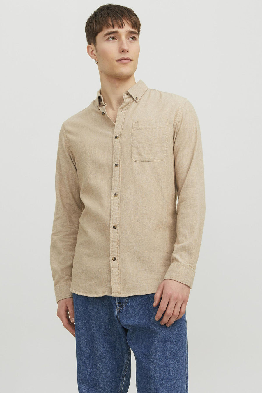 Chemise beige à manches longues par ORIGINALS BY JACK & JONES, portée avec un jean bleu.