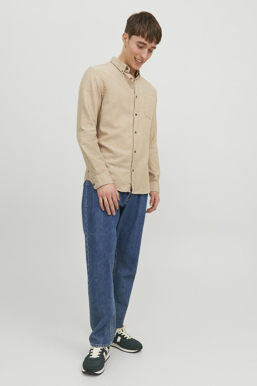 Beige overhemd met lange mouwen van ORIGINALS BY JACK & JONES, gedragen met een blauwe jeans en sportschoenen.