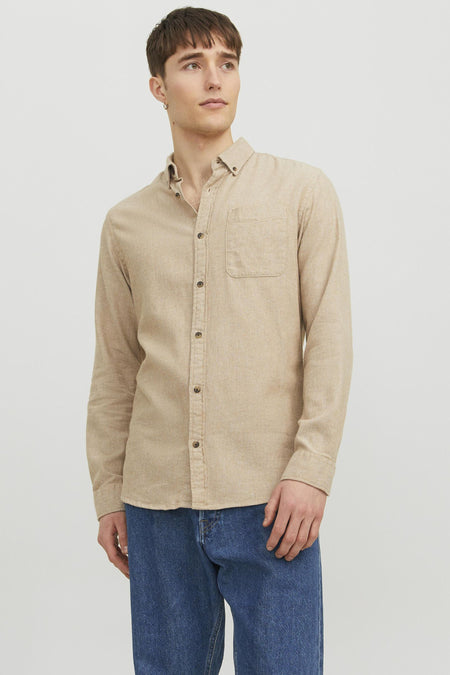 Beige overhemd met lange mouwen van ORIGINALS BY JACK & JONES, gedragen met een blauwe jeans.