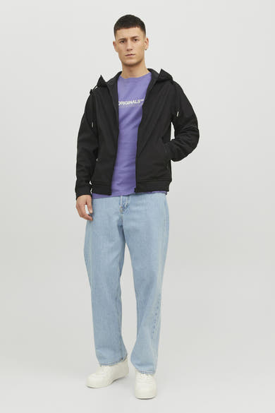Veste courte noire JACK & JONES portée sur un t-shirt violet et un jean ample bleu clair.