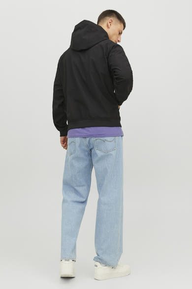 Veste courte noire par JACK & JONES, portée avec un t-shirt violet et un jean décontracté, vue de dos.