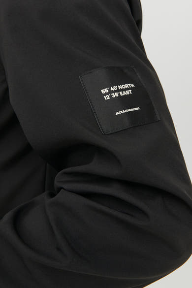 Veste courte noire de JACK & JONES, avec un patch imprimé coordonnées sur la manche.