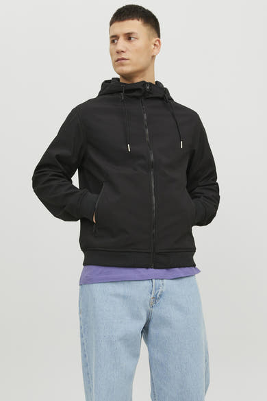 Veste courte noire de JACK & JONES, avec capuche et poches avant, portée avec un t-shirt violet et un jean bleu.
