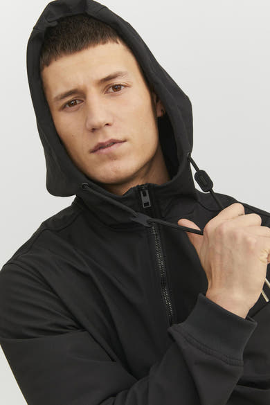 Veste courte noire de JACK & JONES, avec capuche à cordon de serrage et fermeture éclair sur le devant.
