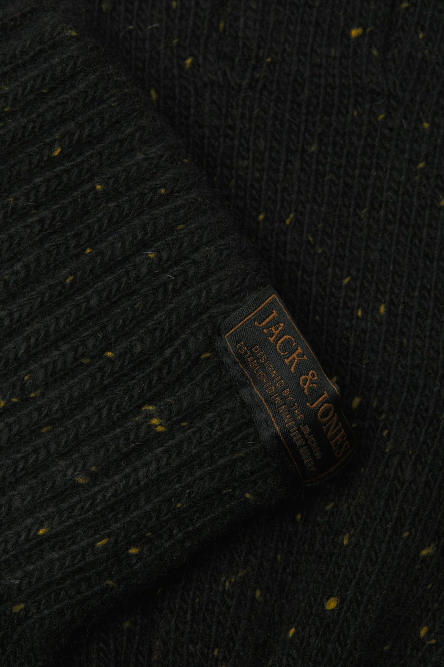 Gants noirs en tricot moucheté par ACCESSORIES BY JACK & JONES, avec étiquette logotypée.