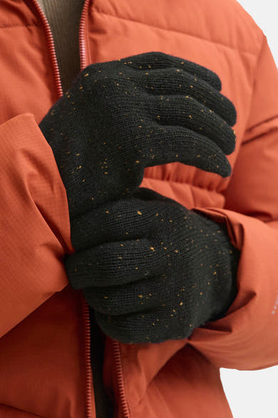 Gants noirs chinés par ACCESSORIES BY JACK & JONES, portés avec une veste orange zippée.