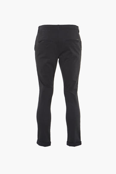 Zwarte chino van JACK & JONES JEANS INTELLIGENCE, met omgeslagen zomen en paspelzakken achter.