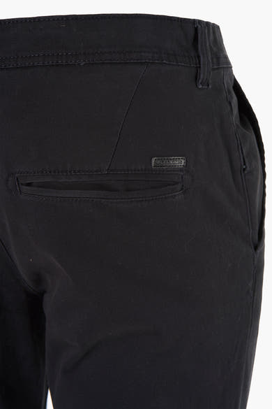 Zwarte chino van JACK & JONES, paspelzakdetail op de achterkant.