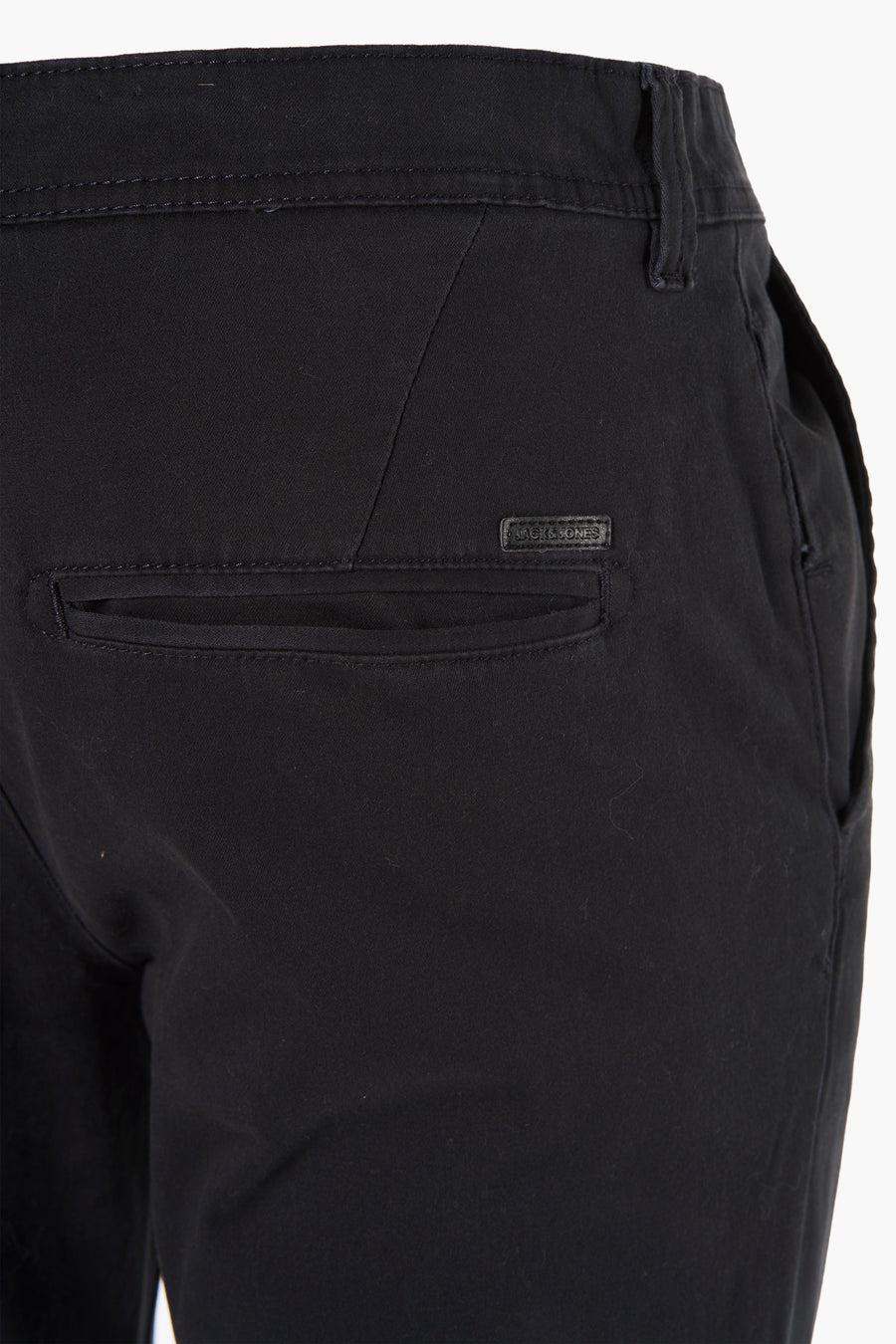 Zwarte chino van JACK & JONES, paspelzakdetail op de achterkant.