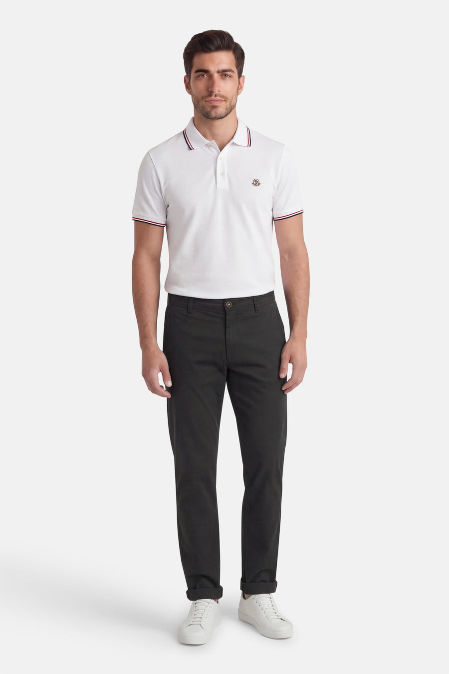 Zwarte chino JACK & JONES JEANS INTELLIGENCE, gedragen met een wit poloshirt en witte sneakers.
