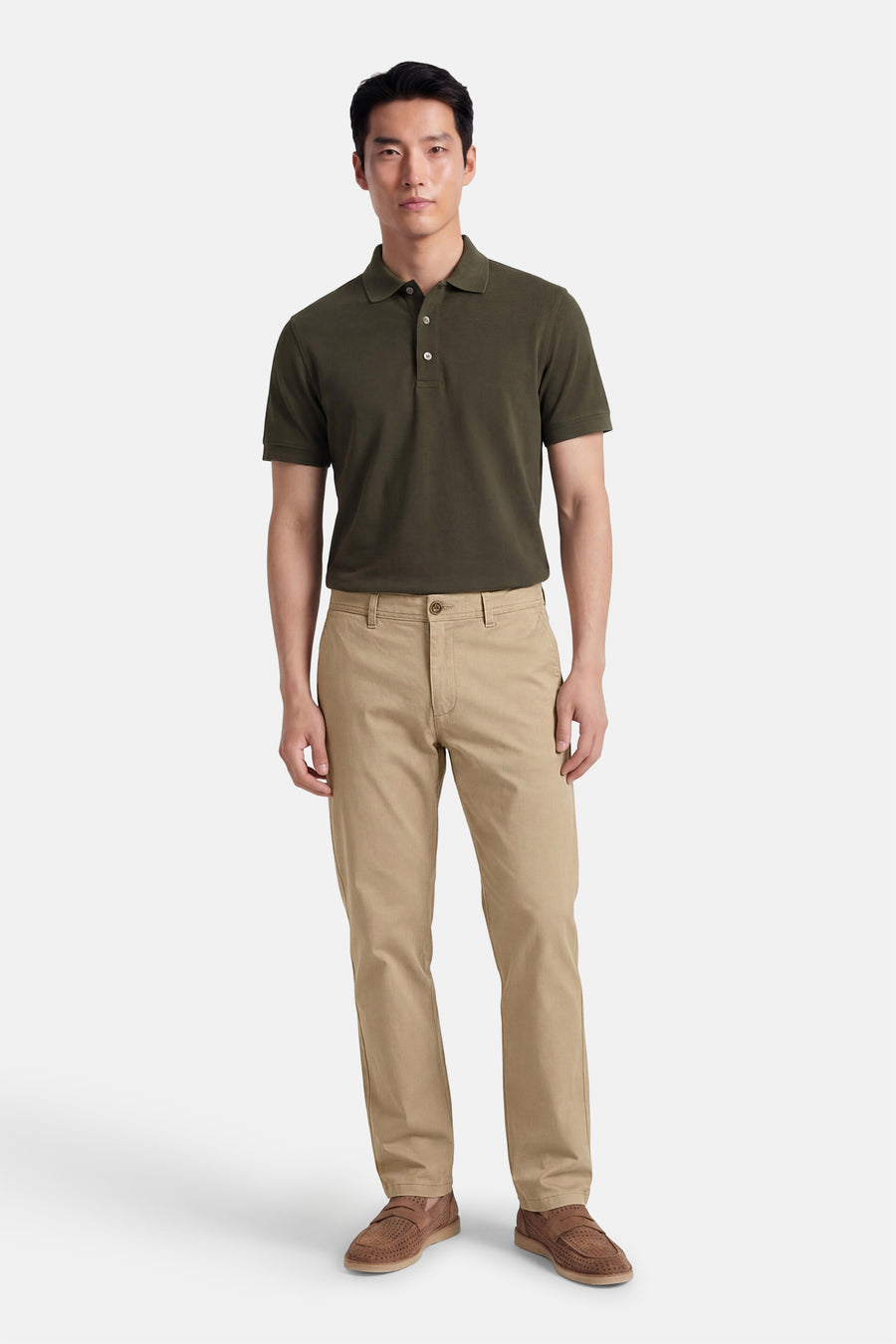 Chino beige de JACK & JONES JEANS INTELLIGENCE avec une coupe classique et des chaussures marron.
