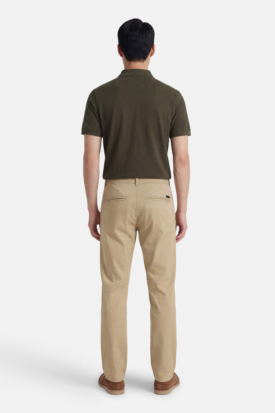 Beige chino van JACK & JONES JEANS INTELLIGENCE, achterkant, gedragen met een donkergroen poloshirt en bruine schoenen.