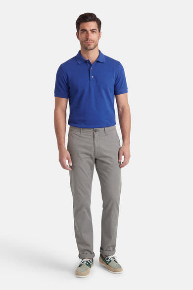 Chino gris de JACK & JONES JEANS INTELLIGENCE, porté avec un polo bleu et des chaussures bateau bicolores.