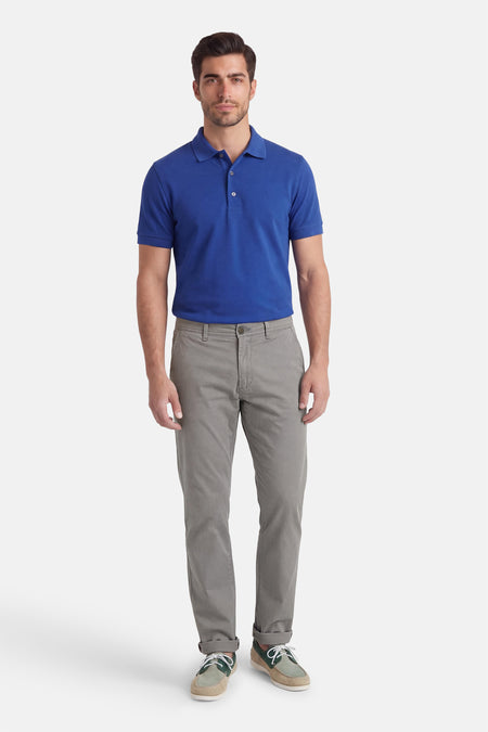 Chino gris de JACK & JONES JEANS INTELLIGENCE, porté avec un polo bleu et des chaussures bateau bicolores.