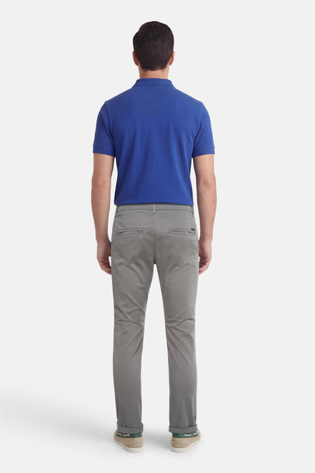 Chino gris de JACK & JONES JEANS INTELLIGENCE, avec ourlet retroussé et porté avec un polo bleu.