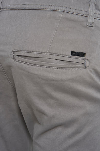 Grijze chino van JACK & JONES JEANS INTELLIGENCE, paspelzak achter met logo.
