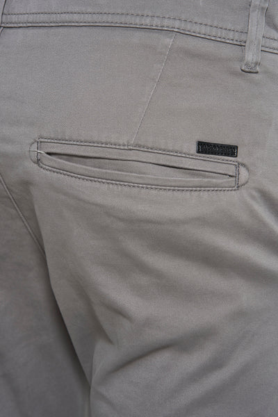 Chino gris de JACK & JONES JEANS INTELLIGENCE, poche arrière passepoilée avec logo.
