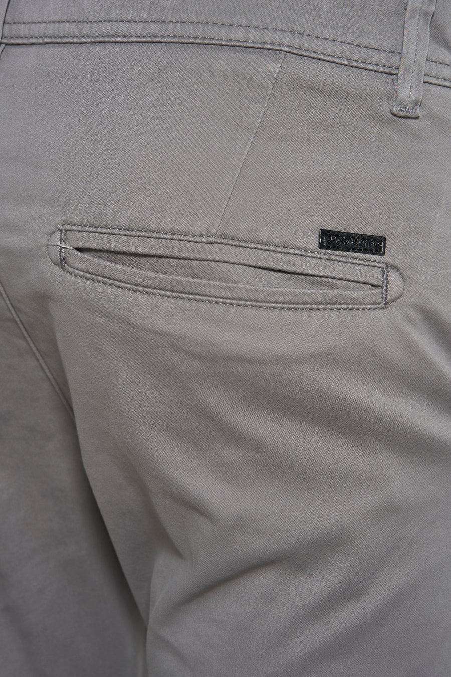 Grijze chino van JACK & JONES JEANS INTELLIGENCE, paspelzak achter met logo.