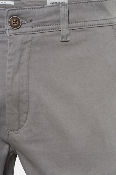 Grijze katoenen chino van JACK & JONES JEANS INTELLIGENCE, met bruine knoop en riemlussen.