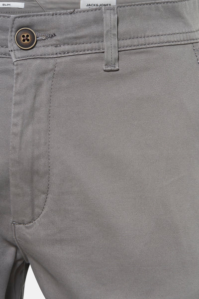 Chino gris en coton par JACK & JONES JEANS INTELLIGENCE, avec bouton marron et passants de ceinture.