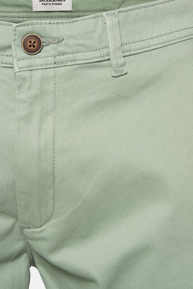 Groene chino van JACK & JONES JEANS INTELLIGENCE met knoopsluiting en riemlussen.