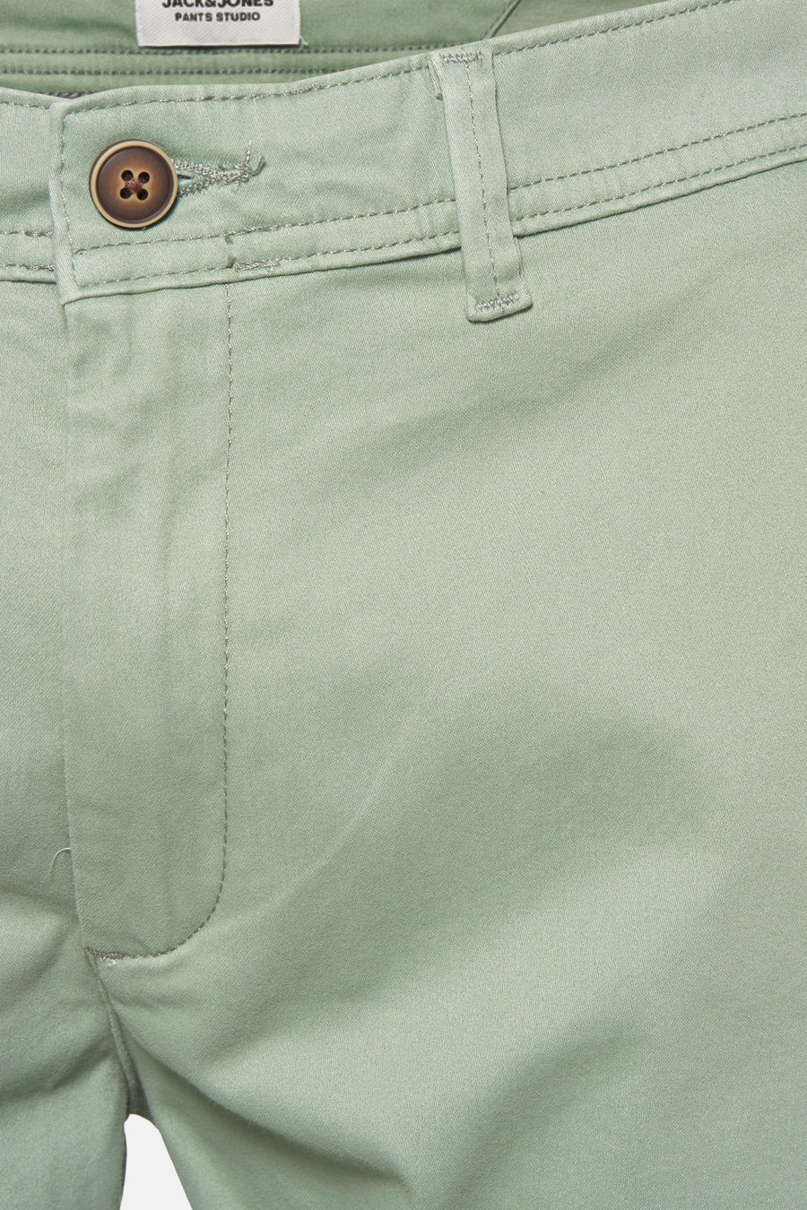 Groene chino van JACK & JONES JEANS INTELLIGENCE met knoopsluiting en riemlussen.