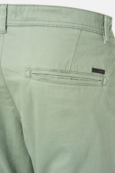 Groene chino van JACK & JONES JEANS INTELLIGENCE met een paspelzak aan de achterkant en een merklabel.