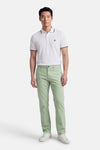 Groene chino van JACK & JONES JEANS INTELLIGENCE, gedragen met een witte polo en witte sneakers.