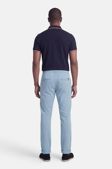 Chino bleu de JACK & JONES JEANS INTELLIGENCE avec ourlets retroussés et poches arrière passepoilées.