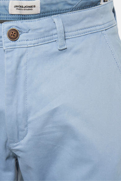 Lichtblauwe chino van JACK & JONES JEANS INTELLIGENCE, met zichtbare knoopsluiting.