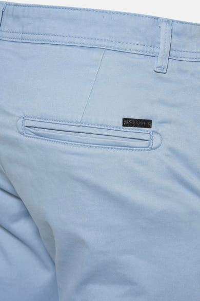 Blauwe chino van JACK & JONES JEANS INTELLIGENCE, met een paspelzak aan de achterkant versierd met een discreet merklabel.