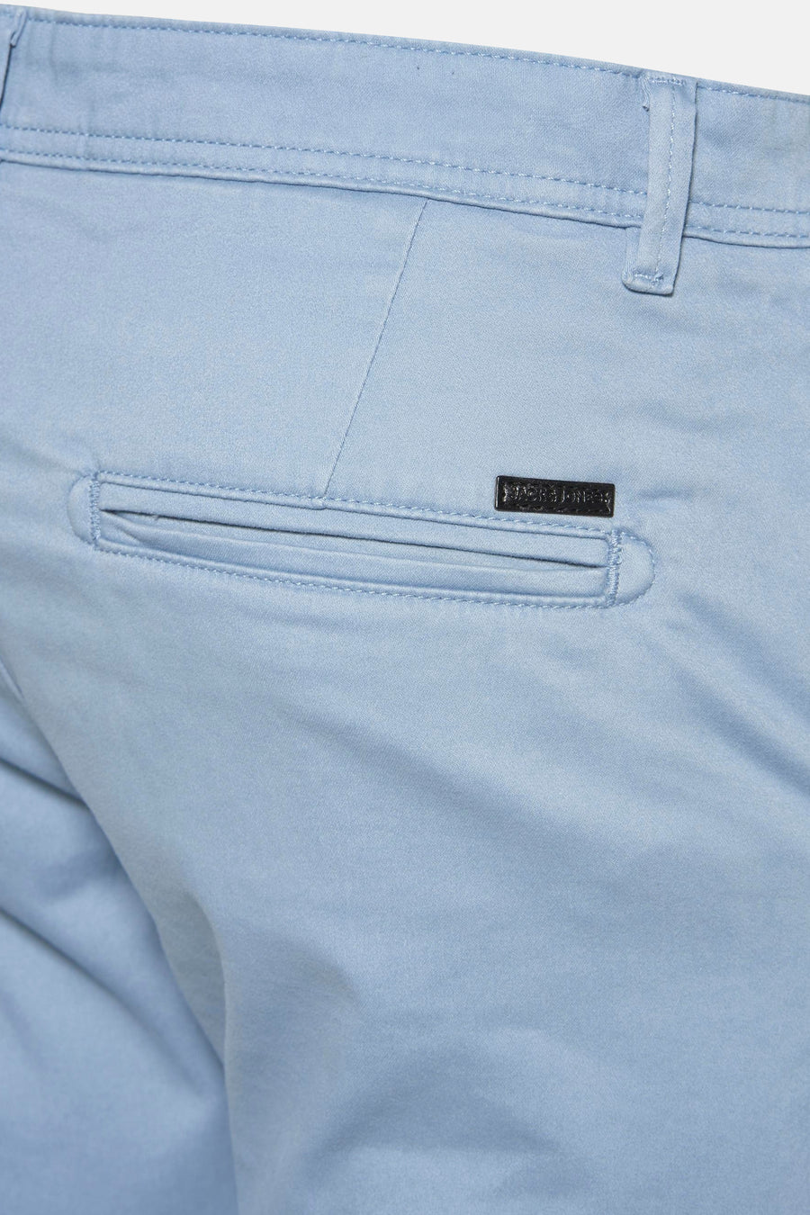 Blauwe chino van JACK & JONES JEANS INTELLIGENCE, met een paspelzak aan de achterkant versierd met een discreet merklabel.