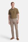 Pantalon chino beige par JACK & JONES JEANS INTELLIGENCE, avec ourlets roulés et chaussures marron.