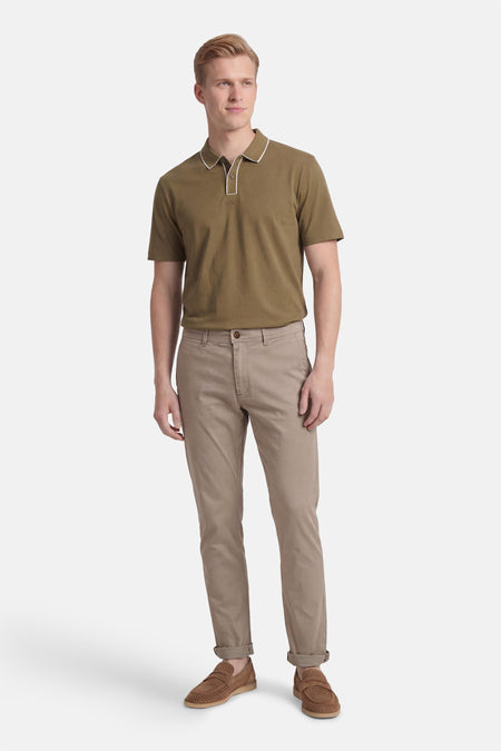 Pantalon chino beige par JACK & JONES JEANS INTELLIGENCE, avec ourlets roulés et chaussures marron.
