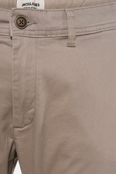 Beige chino van JACK & JONES JEANS INTELLIGENCE, met een riem, een knoopsluiting en stiksels in dezelfde kleur.