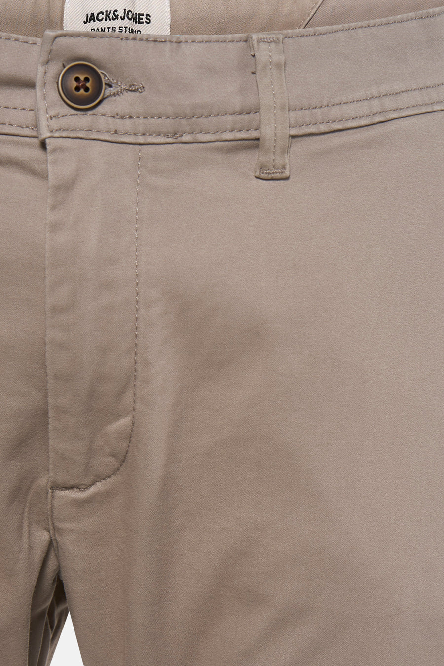 Beige chino van JACK & JONES JEANS INTELLIGENCE, met een riem, een knoopsluiting en stiksels in dezelfde kleur.