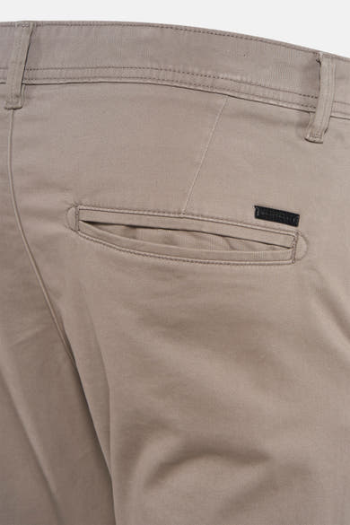Beige chino van JACK & JONES JEANS INTELLIGENCE met paspelzak achter en riemlus.